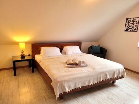 Schlafzimmer mit Doppelbett