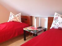 Schlafzimmer mit 2 Einzelbetten und TV