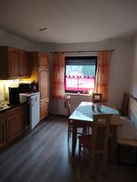 Voll ausgestattete Küche. Bei Bezug bestückt mit Kaffee, Tee, Kaffeesahne, Zucker, Gewürze, Essig, Öl, Eier, Nudeln, Marmelade 