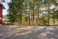 Großer Parkplatz mit ausreichend Platz für mehrere Fahrzeuge – auch größere Transporter oder LKWs können hier problemlos abgestellt werden.