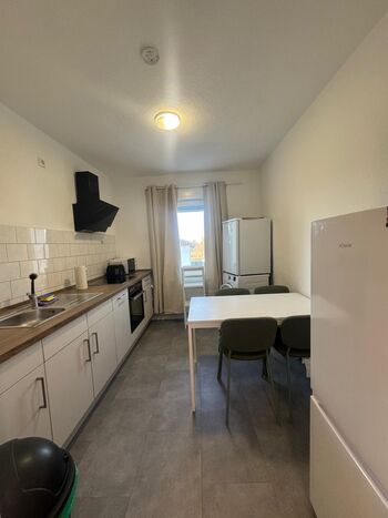 Moderne Unterkunft für Monteure mit Balkon und voll ausgestatteter Küche Bild 2