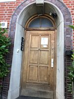 Links am Eingang die Schlüsseltresore