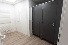 Insgesamt 4 Toiletten und 3 Duschen