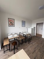 Monteurs Unterkunft über den Dächern der Stadt Bild 9