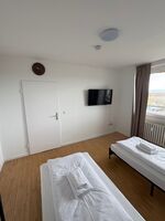 Monteurs Unterkunft über den Dächern der Stadt Bild 2