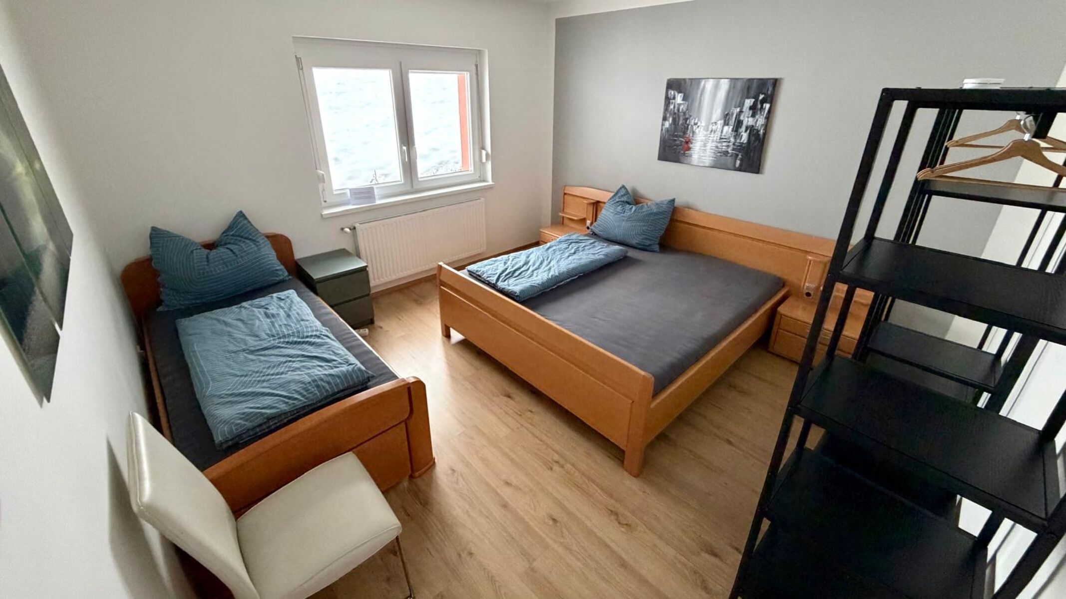 Großes Schlafzimmer mit Einzelbett und Doppelbett