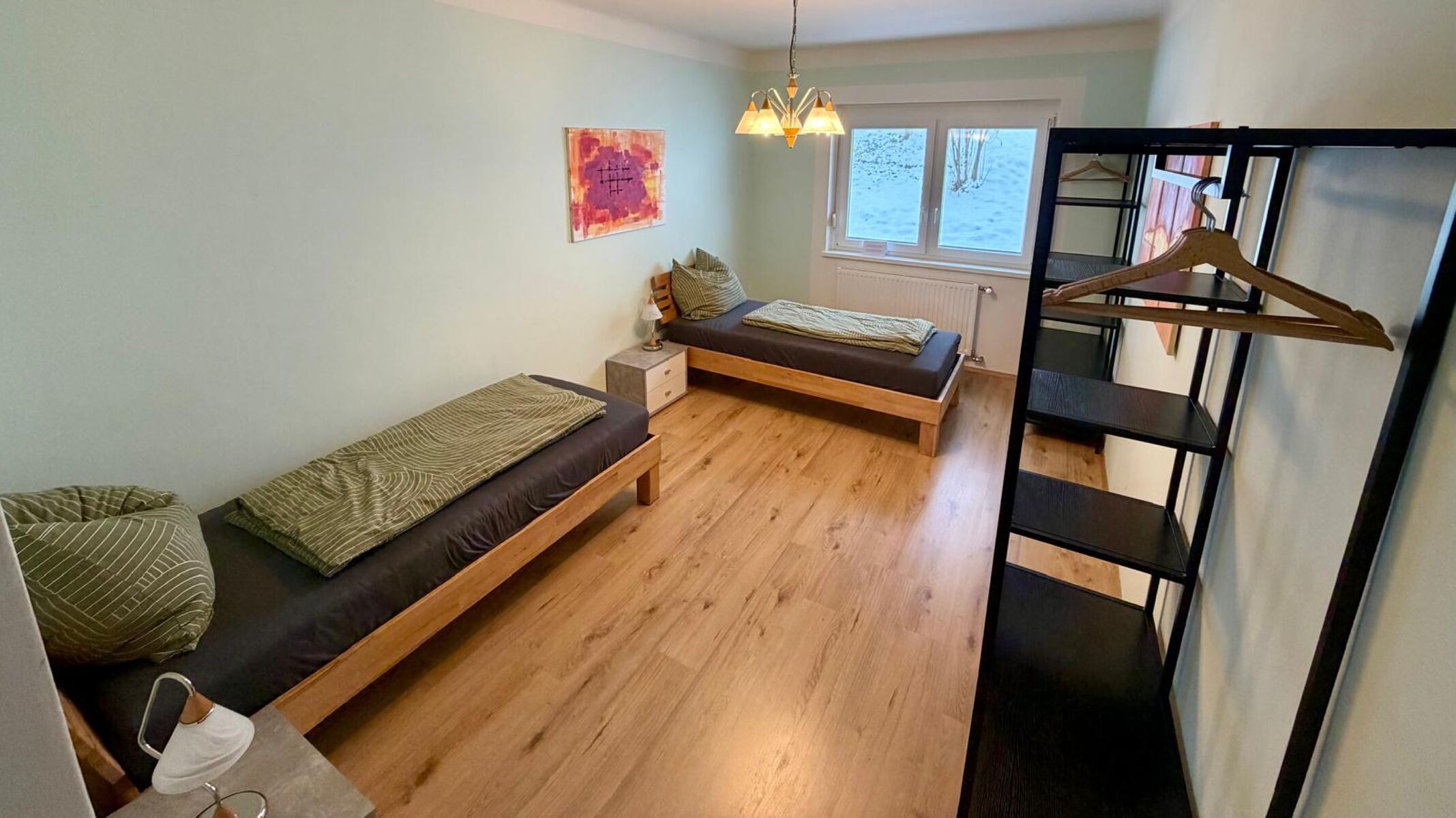 Großes Schlafzimmer mit 2 Einzelbetten