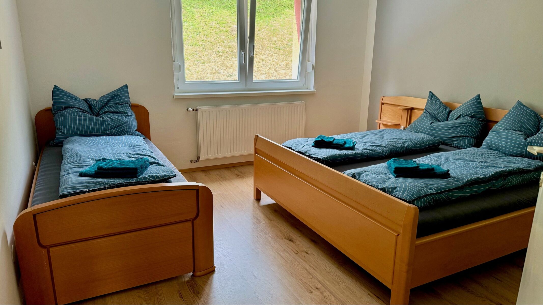 Großes Schlafzimmer mit Einzelbett und Doppelbett