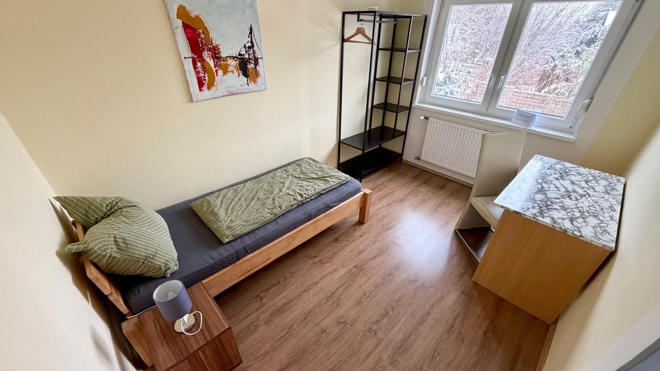 Einzelzimmer mit Einzelbett und Arbeitsplatz
