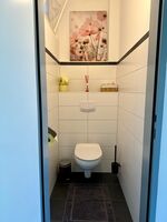 Toilette mit Fenster ins Badezimmer