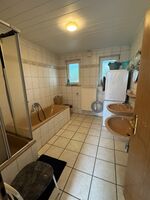 Großes Badezimmer mit Badewanne