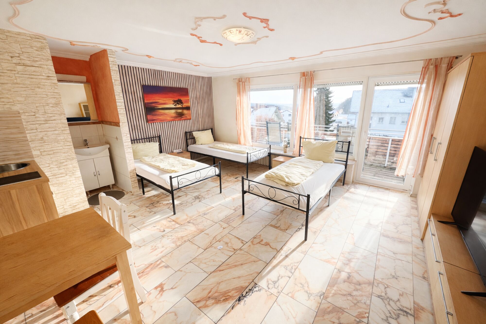 Dreibettzimmer mit Dusche und Küche