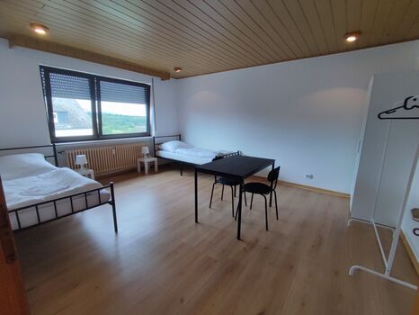 Große Wohnung, 3 Doppelzimmer Max. 7 Pers. Top Anbindung Bild 2