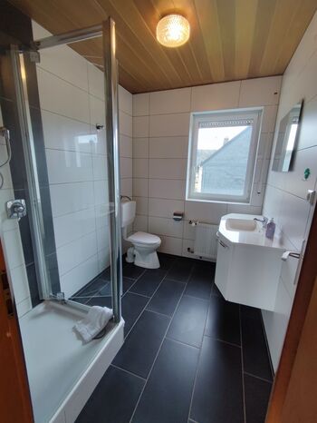 Große Wohnung, 3 Doppelzimmer Max. 7 Pers. Top Anbindung Bild 3