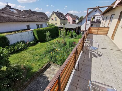 Balkon mit Blick auf Garten und Garage (Parkmöglichkeit)