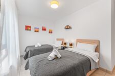 Schlafzimmer 2 mit zwei hochwertigen Boxspringbetten. Die Betten können wahlweise einzeln oder als komfortables Doppelbett gestellt werden.