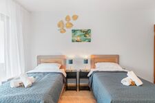 Schlafzimmer 1 mit zwei hochwertigen Boxspringbetten. Die Betten können wahlweise einzeln oder als komfortables Doppelbett gestellt werden.