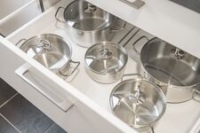 Kochgeschirr mit Töpfen und Pfannen in verschiedenen Größen.