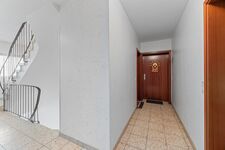 Hausflur 1. Obergeschoss und gekennzeichneter Wohnungstür.