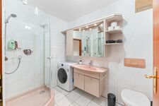 Modernes Badezimmer mit einem WC und Waschtrockner.