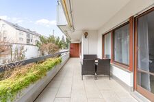 Großer Südbalkon mit Sitzmöbeln und Rauchermöglichkeit.