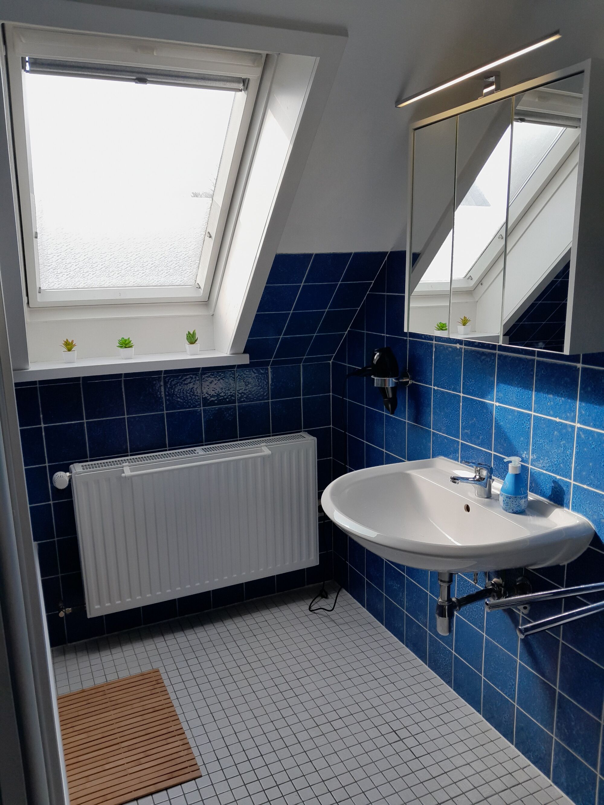 Badezimmer mit WC und Badewanne/Dusche