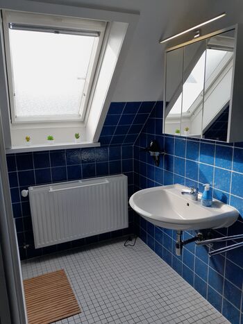 Badezimmer mit WC und Badewanne/Dusche