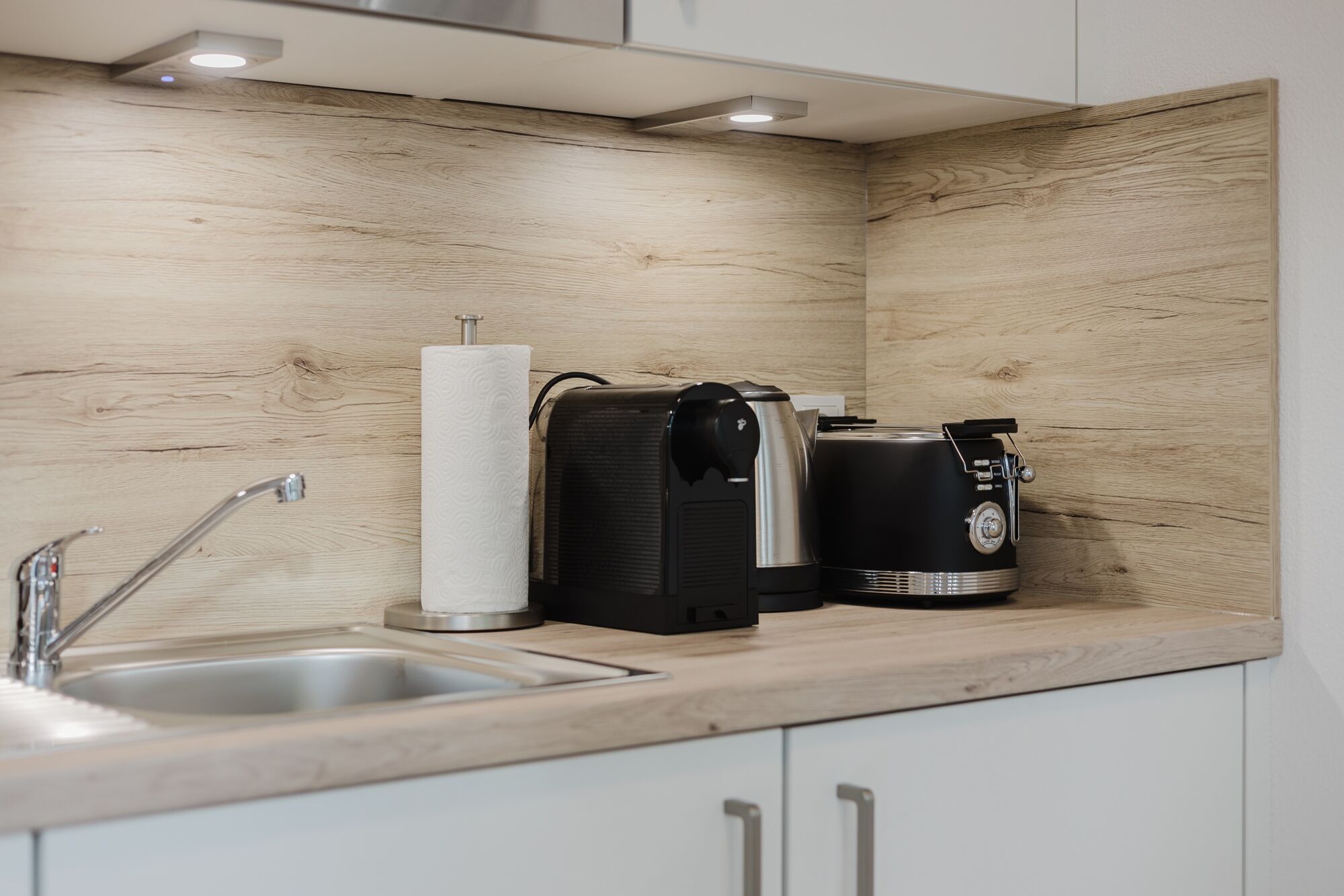 Vollausgestatte Küche mit Kaffemaschine, Toaster und Wasserkocher