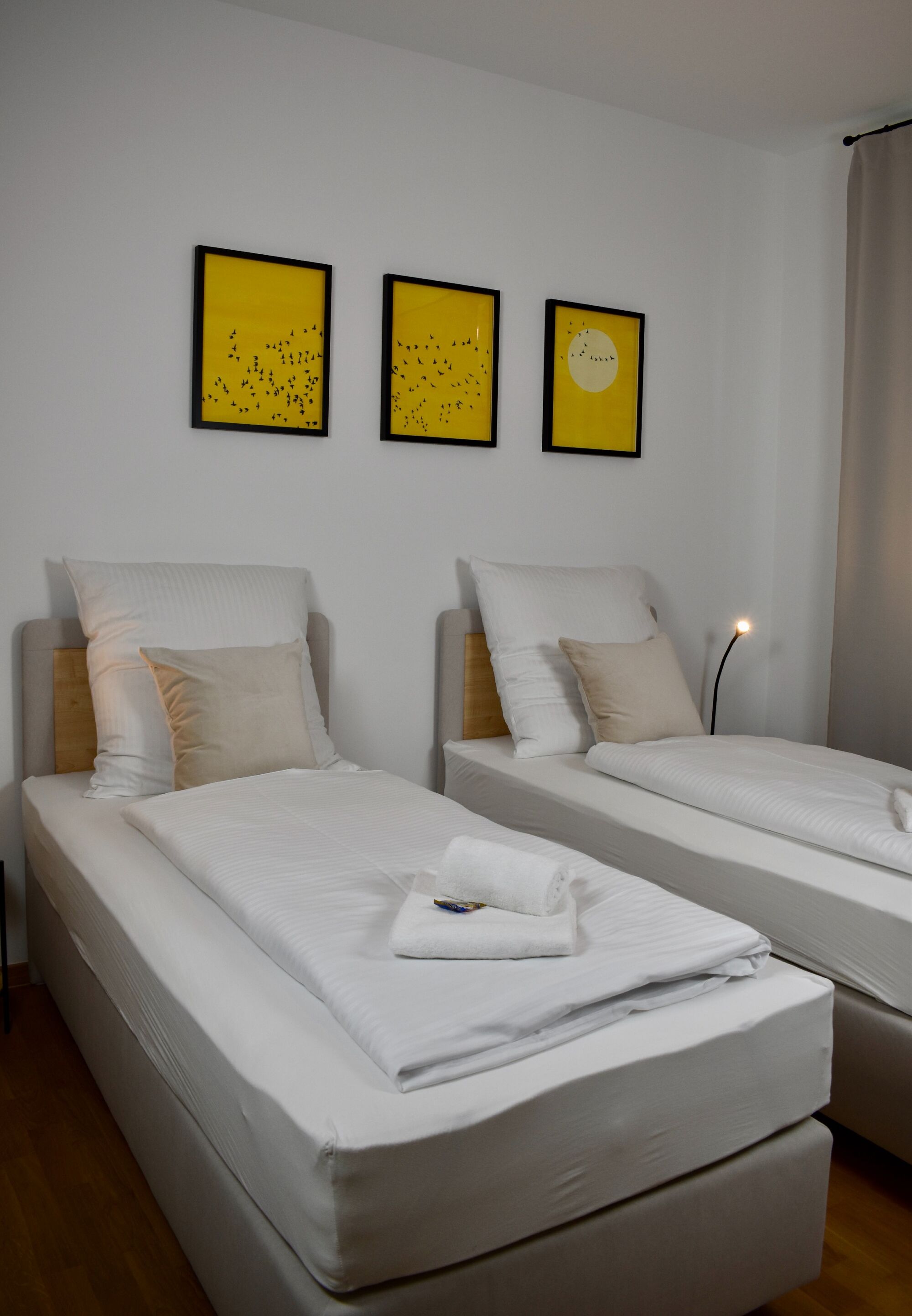 Zimmer1: Das Boxspringbett kann getrennt genutzt werden.
