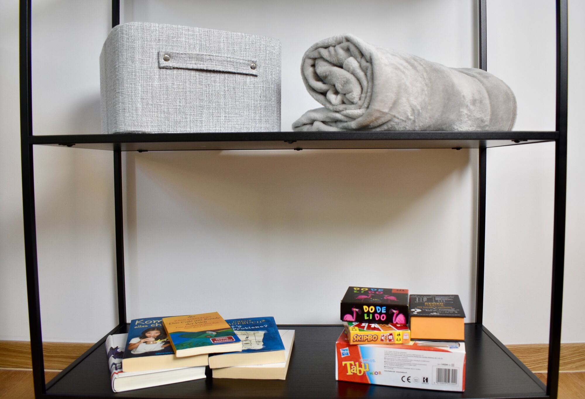 Zimmer1: „Auf diesem Foto habe ich euch einige Bücher und Spiele bereitgelegt, um gemeinsam gemütliche Stunden zu verbringen. So lässt sich der Abend wunderbar entspannt ausklingen und für schöne Erinnerungen sorgen.“