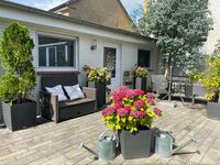 Terrassenbereich und Eingangsbereich