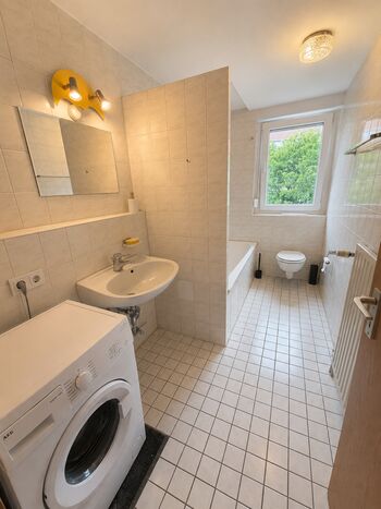 Bad mit Badewanne und Waschmaschine