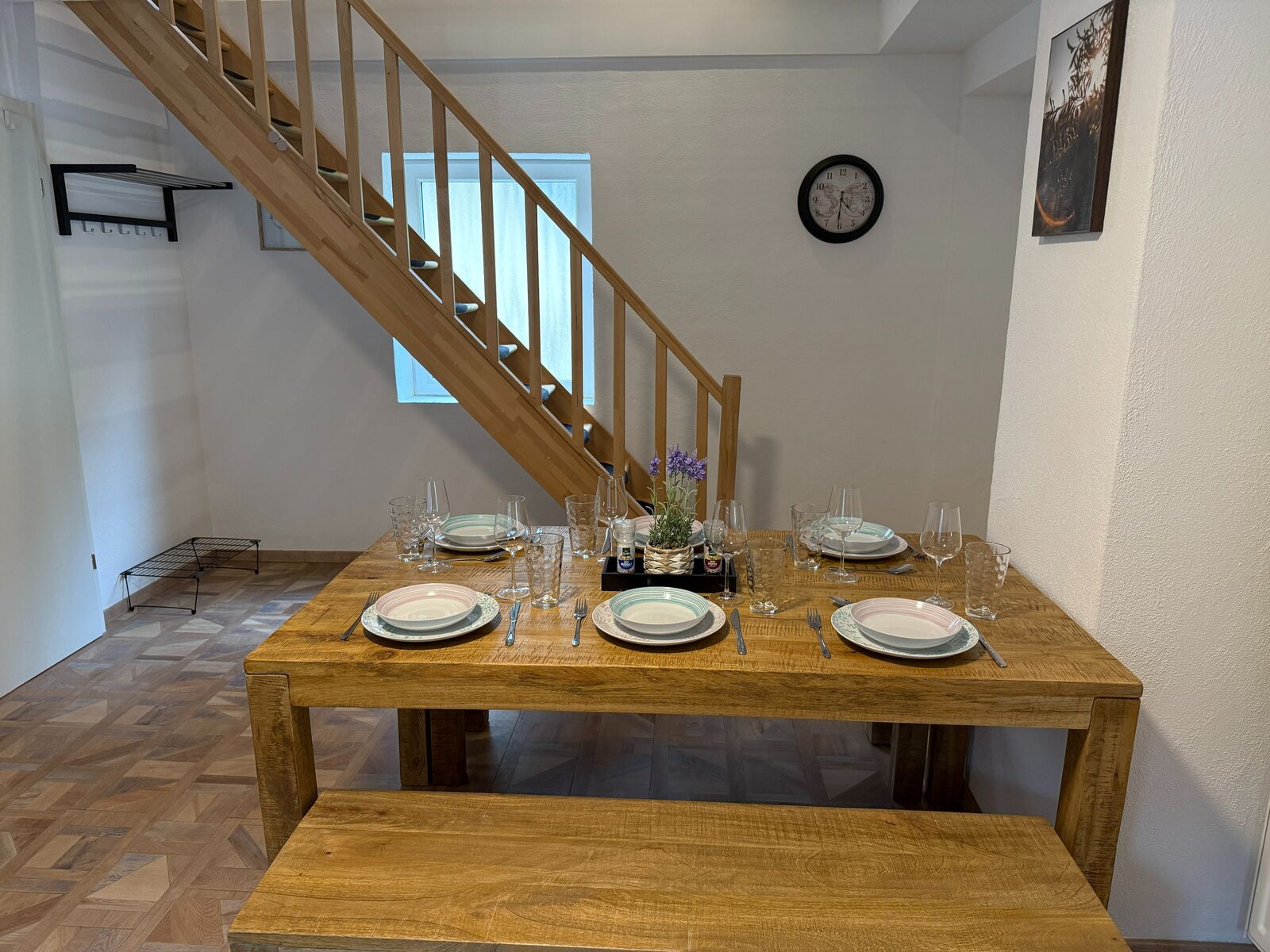 Esstisch und Aufgang zur 2. Ebene