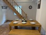 Esstisch und Aufgang zur 2. Ebene