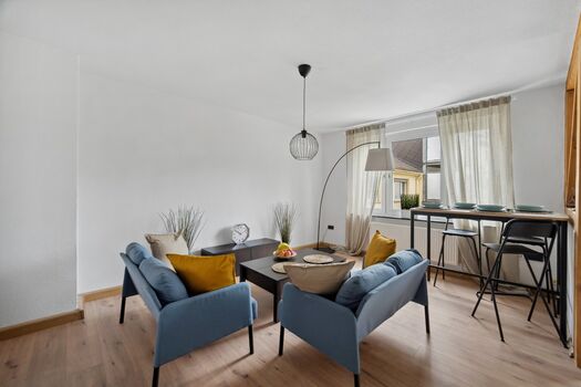 Frisch renoviert + modern eingerichtet 4 Zimmer Apartment Bild 2