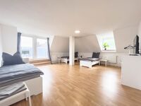 Helle Schlafzimmer mit Einzelbetten