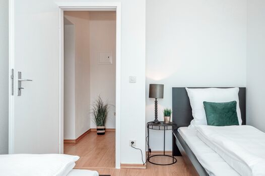 SpaceStays Monteursapartment krefeld Küche Wifi !