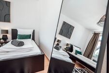 SpaceStays Monteursapartment krefeld Küche Wifi ! Bild 17