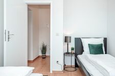 SpaceStays Monteursapartment krefeld Küche Wifi ! Bild 1