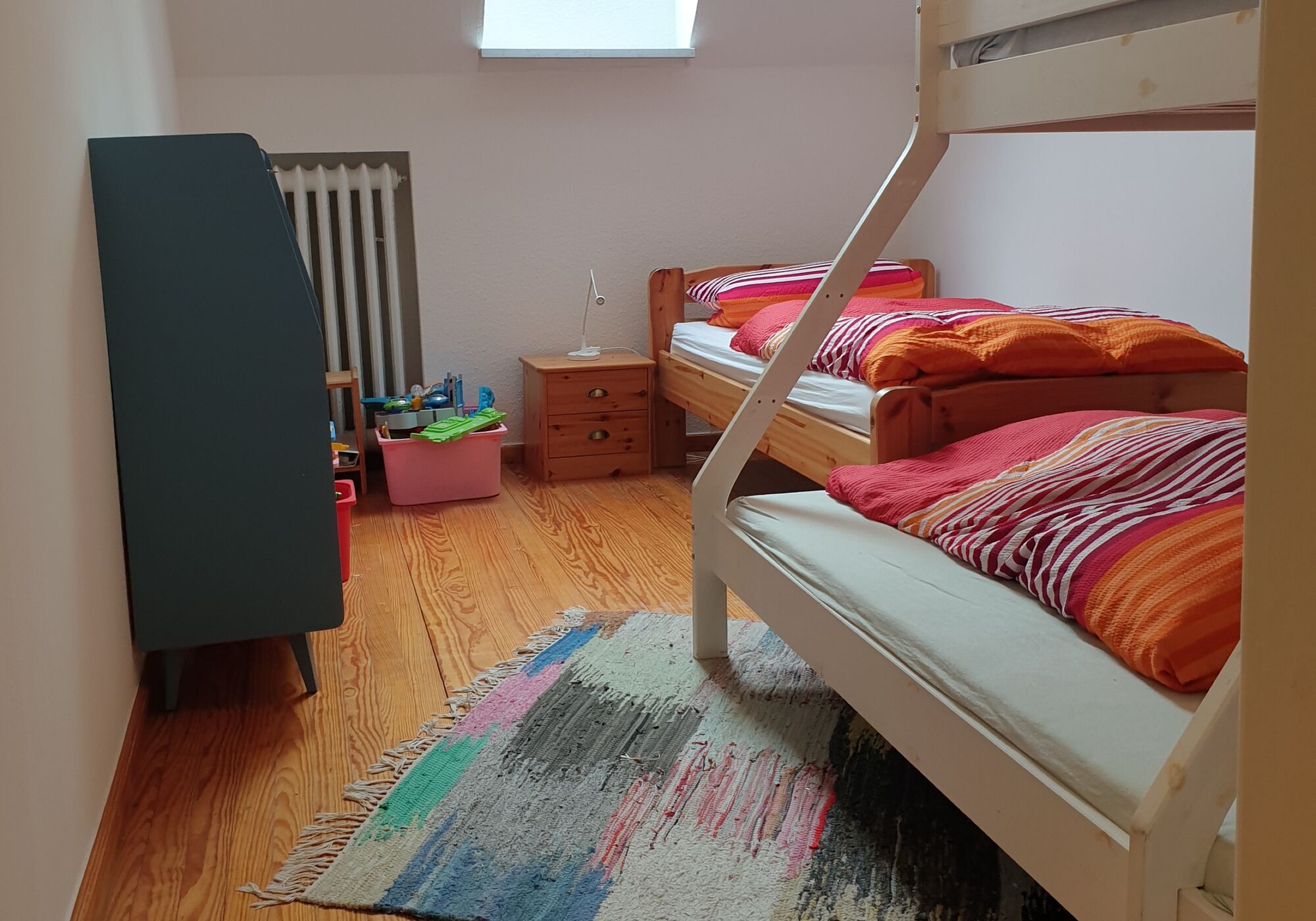 Schlafzimmer Ferienwohnung 1 einzelbett, 1 hobett für 2 personen , 