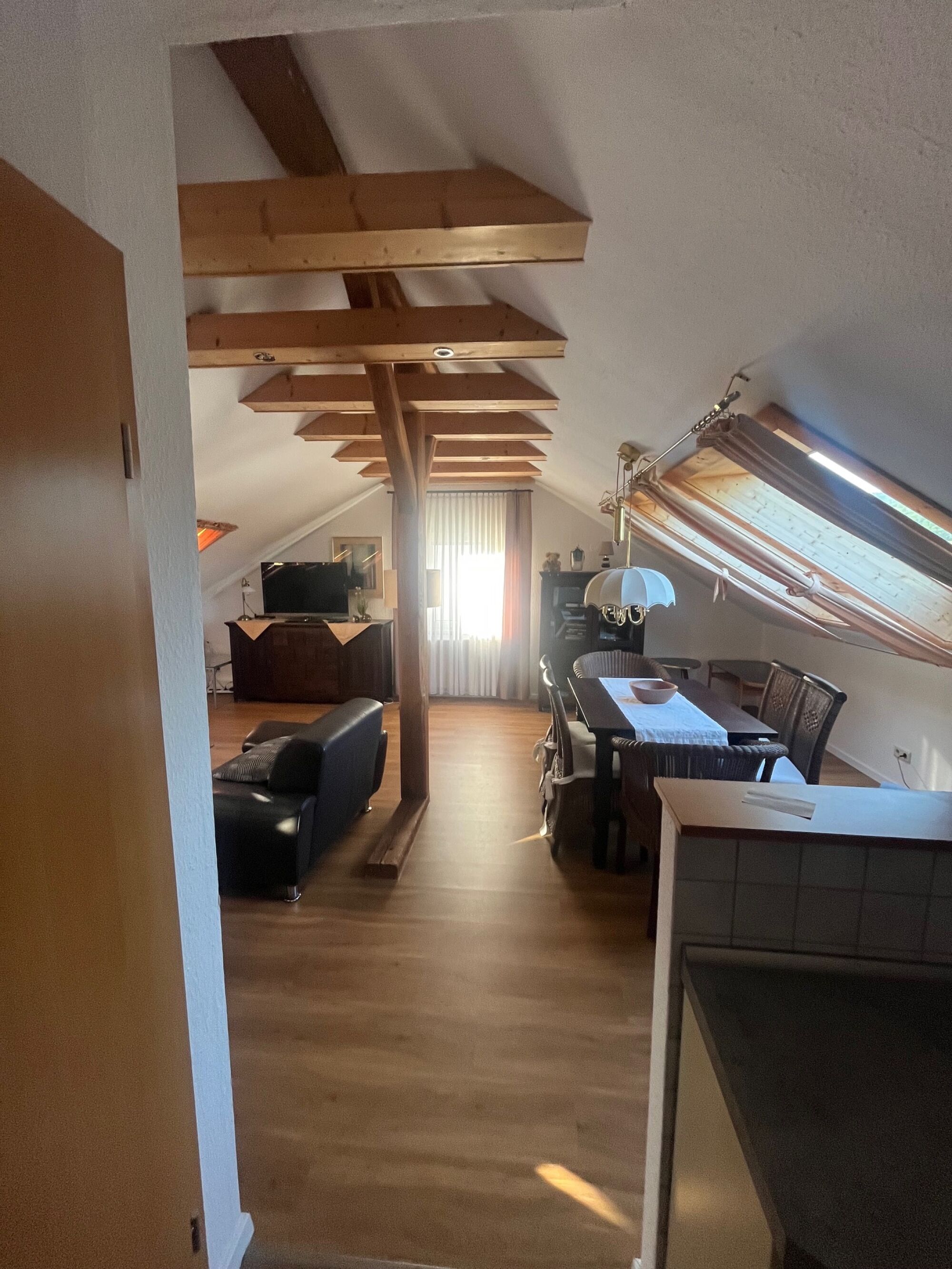 Blick aus Küche ins Wohnzimmer