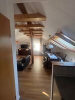 Blick aus Küche ins Wohnzimmer