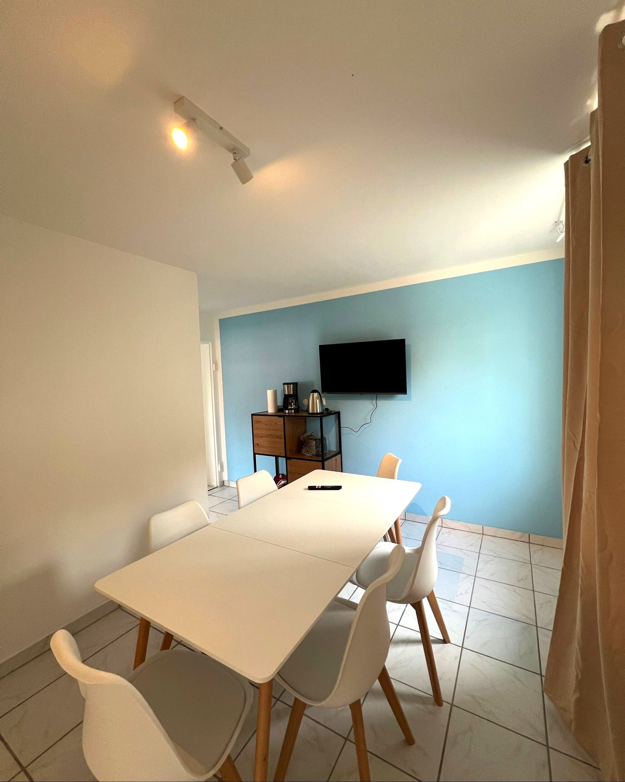 Esszimmer mit Fernseher