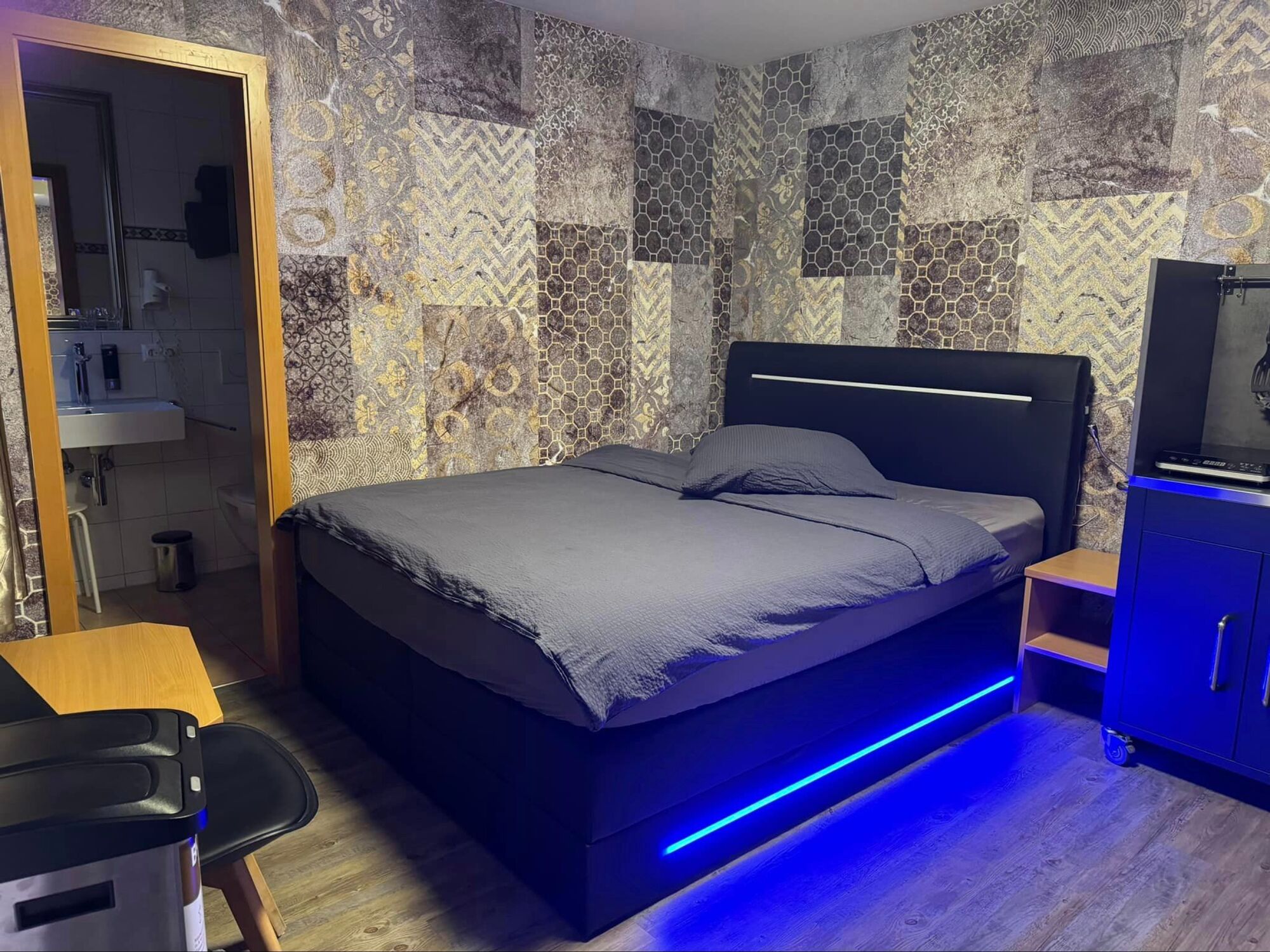 Queensize Zimmer mit Kochnische