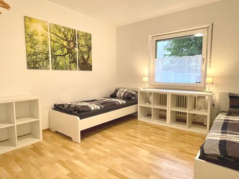 Balkon und Parkplätze | 3-12 Personen | Einzelzimmer möglich Bild 5