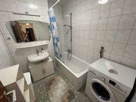 Badezimmer mit Waschmaschine