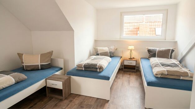 Monteursunterkunft für 8 Pers., 3 SZ mit Einzelbetten, Küche