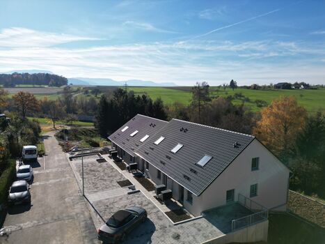 Hausansicht mit Parken