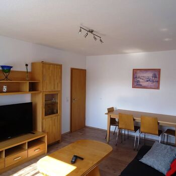 Wohnzimmer mit Esstisch