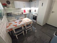 Wohnküche mit großem Kühlschrank